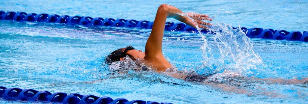 10 beneficios de la natación para la salud y como nadar en casa