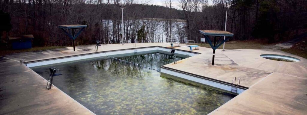 Recuperar una piscina abandonada durante años